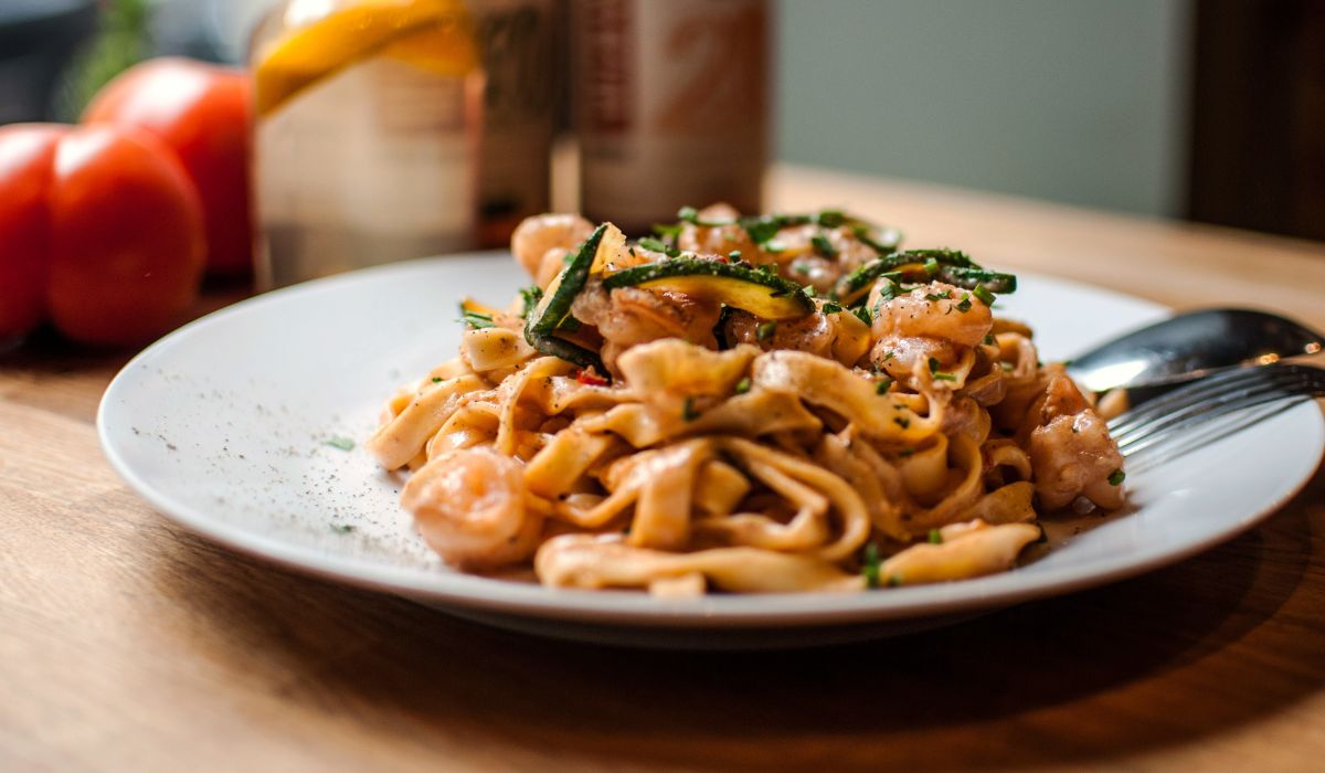 Easy One-Pot Creamy Spinach and Chicken Pasta (High-Protein, Just 370 Calories per Serving)